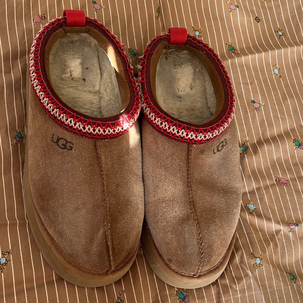 UGG Men's Tan Indoor Outdoor Slippers with Red Accent - Picture 2 of 7
